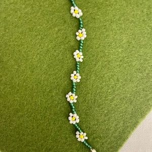 Make Me An OFFER!! Women’s White and Yellow Daisy Chain Beaded Bracelet